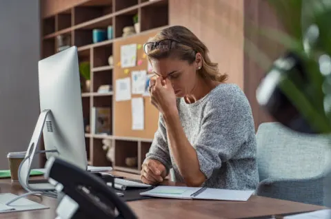 Có nhiều nguyên nhân khiến phụ nữ tuổi trung niên bị căng thẳng, stress dẫn đến mất ngủ