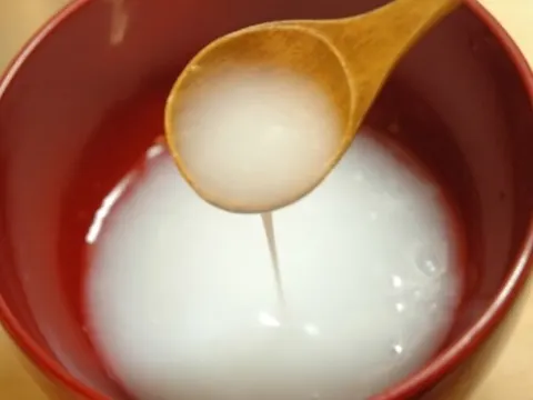 Nấu cháo thật nhừ, lấy phần nước loãng phía trên, có thể thêm chút đường hoặc muối. Nước cháo loãng giúp giảm tình trạng háo khát, giúp làm đầy dạ dày sau khi nôn.