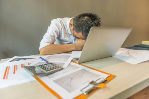 Mất ngủ kéo dài khiến người bệnh buồn ngủ và giảm hiệu suất làm việc vào ban ngày