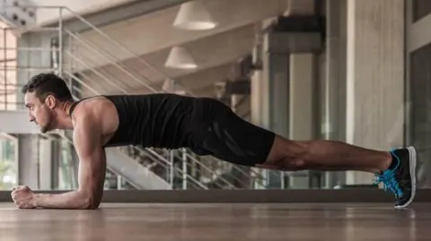 Bài tập với tư thế Plank giúp trị yếu sinh lý